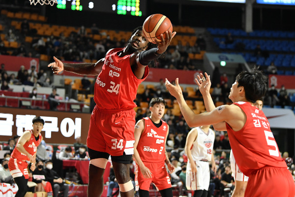 서울 SK 자밀 워니가 7일 잠실학생체육관에서 열린 2022-2023 프로농구 울산 현대모비스와의 경기에서 리바운드를 따내고 있다. 이날 승리한 4위 SK는 3위 현대모비스와의 승차를 반 경기로 줄였다. KBL 제공