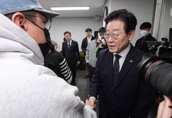 이재명 더불어민주당 대표가 7일 서울 강서구 전세피해지원센터에서 열린 간담회에 참석해 전세사기 피해자들과 인사하고 있다. 이한결 기자