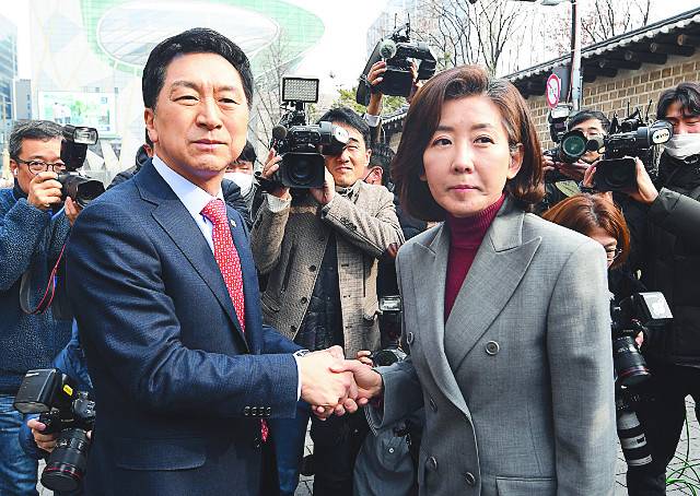 국민의힘 당권 주자 김기현 의원과 나경원 전 의원이 7일 서울 중구 한 식당에서 오찬 회동을 마친 뒤 취재진 앞에서 악수하고 있다. 나 전 의원은 “(김 의원과) 많은 인식을 공유했다”고 밝혔다. 이한형 기자