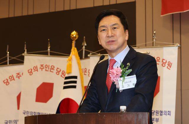 국민의힘 김기현 당 대표 후보가 8일 오후 국회 헌정기념관에서 열린 국민의힘 책임당원협의회 출범식에서 인사말을 하고 있다. 연합뉴스