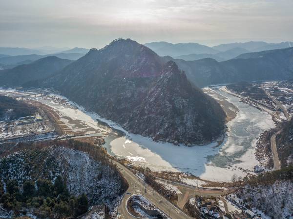 암릉 아래 크게 휘돌아가는 홍천강과 어우러진 팔봉산.