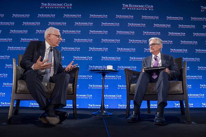 제롬 파월 미 연준 의장(오른쪽)이 데이비드 루벤스타인 칼라일  창업자와 대담하고 있다. <사진=이코노믹클럽>