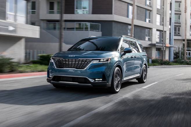 현대차그룹이 미국 유력 자동차 전문 평가 웹사이트 '카즈닷컴'이 발표한 '2023 최고의 차 어워즈'에서 총 4개 부문을 수상했다. 사진은 '2023 최고의 가족용 차'에 뽑힌 기아 카니발. /사진=현대차그룹