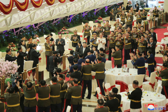 7일 열린 북한 인민군 창건일(건군절) 기념연회에 김정은 국무위원장 가족이 입장하자 참석자들이 기립박수를 치고 있다. 연합뉴스