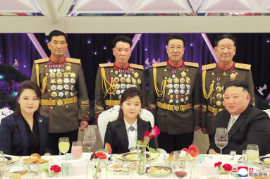 김정은 북한 국무위원장이 딸 김주애(가운데)와 함께 건군절(2월 8일) 75주년 기념연회에 참석했다고 조선중앙통신이 8일 보도했다. [조선중앙통신=연합]
