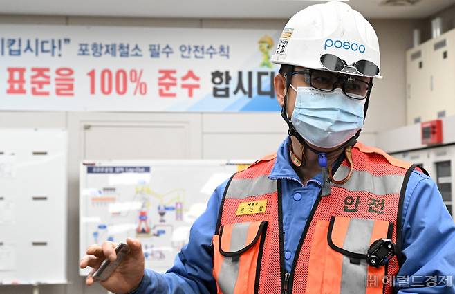 경상북도 포항시 남구 포스코 포항제철소 제2고로에서 임근철 포항제철소 1제선공장 부공장장이 스마트고로에 관해 설명하고 있다. 포항=임세준 기자