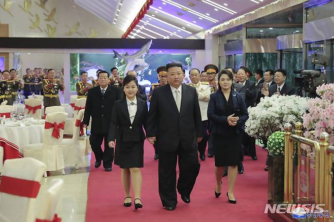 [평양=AP/뉴시스] 북한 조선중앙통신이 제공한 사진에 김정은(가운데) 북한 국무위원장이 부인 리설주(오른쪽), 딸 주애와 함께 7일 장소가 알려지지 않은 곳에서 열린 조선인민군 창건(건군절) 75주년 기념 연회에 참석하고 있다. 2023.02.08.