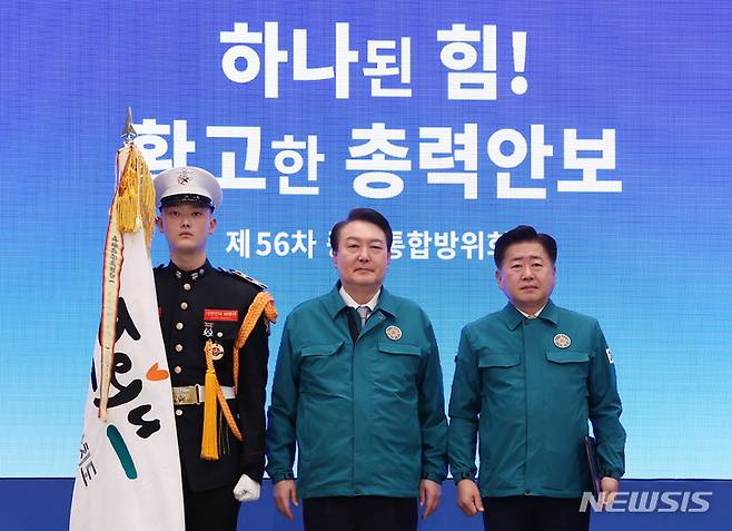 [서울=뉴시스] 전신 기자 = 윤석열 대통령이 8일 청와대 영빈관에서 열린 제56차 중앙통합방위회의에 앞서 오영훈 제주도지사에게 대통령 표창을 수여한 후 기념촬영하고 있다. (대통령실통신사진기자단) 2023.02.08. photo1006@newsis.com