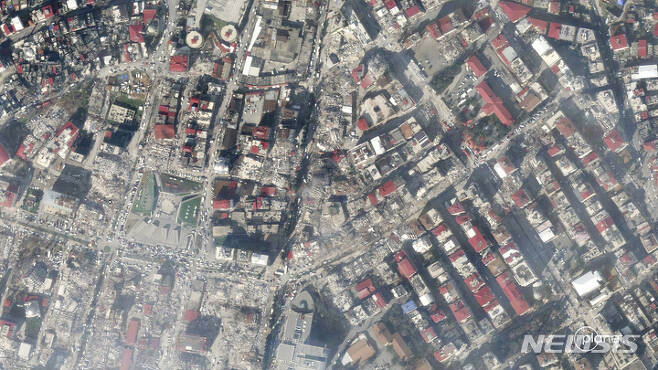 [카흐라만마라스=AP/뉴시스] 플래닛 랩스가 공개한 위성사진에 7일(현지시간) 튀르키예 카흐라만마라스 중심부의 건물들이 지진으로 무너진 모습이 보인다.