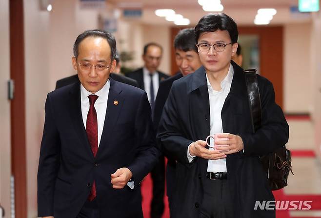 [서울=뉴시스] 배훈식 기자 = 추경호(왼쪽) 경제부총리 겸 기획재정부 장관과 한동훈 법무부 장관이 7일 오전 서울 종로구 정부서울청사에서 열린 국무회의에 참석하고 있다. 2023.02.07. dahora83@newsis.com