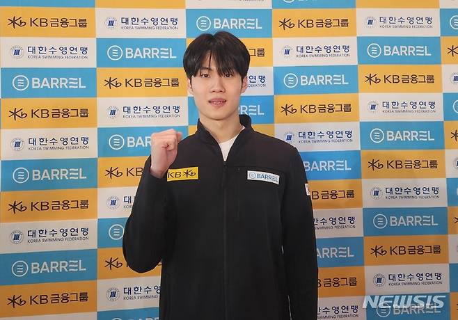 [인천공항=뉴시스] 김희준 기자 = 황선우가 8일 인천공항을 통해 전지훈련지인 호주로 출국하면서 취재진과 인터뷰를 하고 있다. 2023.02.08jinxijun@newsis.com