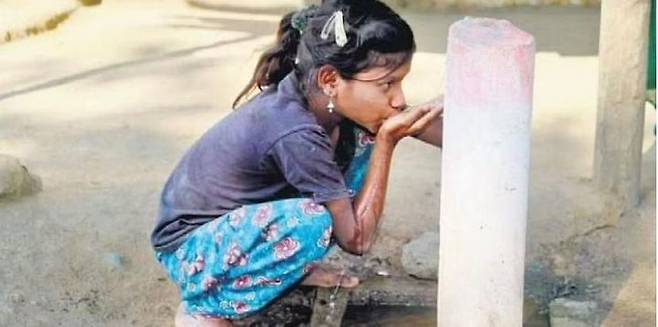 [서울=뉴시스]전 세계 어린이 3명 중 1명이 학교에 있는 동안 깨끗한 식수를 이용할 수 없어 건강과 학습 능력에 영향을 받고 있다고 유네스코가 8일 밝혔다고 AFP 통신이 보도했다. <사진 출처 : 인디언 익스프레스> 2023.2.8