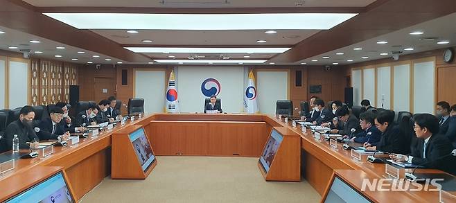 [세종=뉴시스] 한창섭 행정안전부 차관이 이상민 장관에 대한 국회 탄핵소추 의결이 이뤄짐에 따라 8일 저녁 서울시 종로구 정부서울청사에서 긴급 간부회의를 주재하고 있다. (사진= 행안부 제공) 2023.02.08.