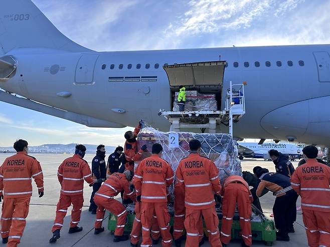 강진으로 피해를 입은 튀르키예에 급파한 대한민국 해외긴급구호대(KDRT)가 8일(현지시간) 오전 튀르키예 남동부 가지안테프 공항에 도착해 구호 장비를 내리고 있다. KDRT 제공