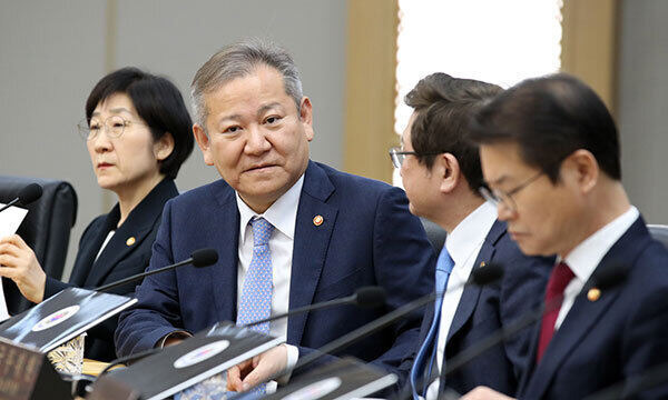 이상민 행정안전부 장관(왼쪽에서 두번째)이 7일 오전 정부 세종 청사에서 열린 국무회의에 참석하고 있다. 대통령실 통신사진기자단