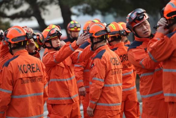 韓 구조대 튀르키예로 - 튀르키예 지진 실종자 수색 등 대응을 위한 국제구조대원들이 7일 경기도 남양주 중앙119구조본부 수도권119특수구조대에서 출발하기 앞서 서로의 헬멧을 점검해 주고 있다. 연합뉴스