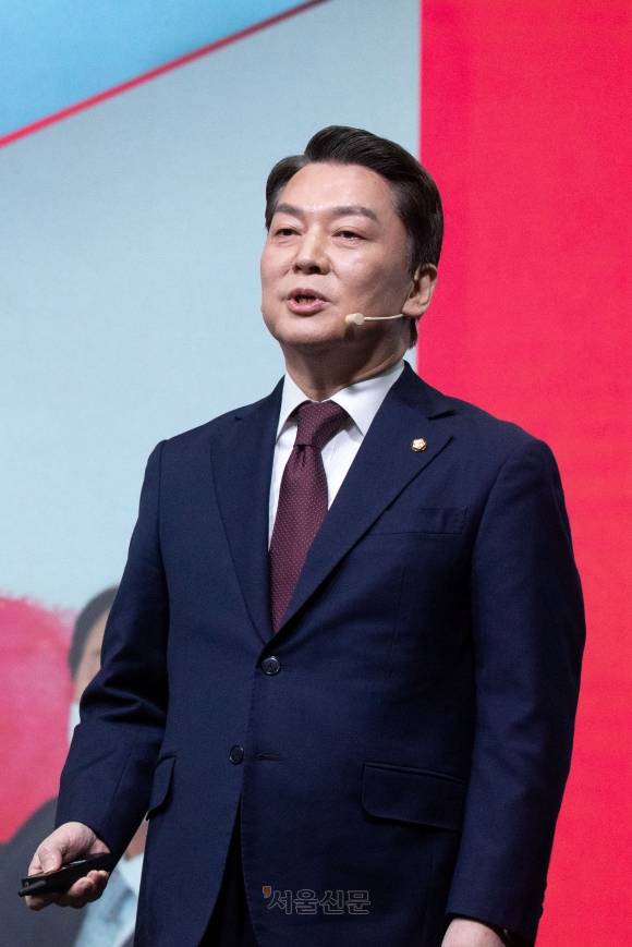 7일 서울 강서구의 한 방송스튜디오에서 열린 국민의힘 제3차 전당대회 비전 발표회에서 발표 중인 안철수 국민의힘 의원. 도준석 기자