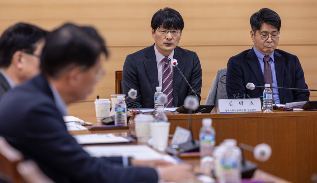 김덕호 노사관계 제도·관행개선 자문단 공동 단장이 8일 오후 서울 종로구 경제사회노동위원회에서 열린 자문단 첫 회의에서 인사말을 하고 있다. 연합뉴스