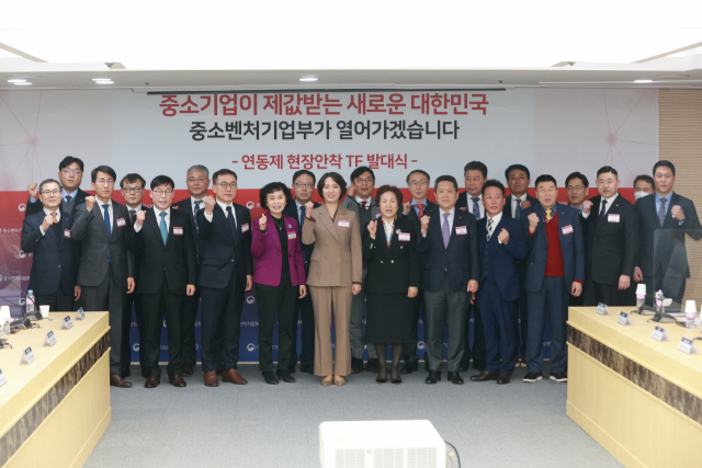 이영 중소벤처기업부 장관(앞줄 왼쪽 여섯 번째)이 8일 서울 서초구 KT 우면 연구센터에서 열린 ‘납품대금 연동제 현장안착TF 발대식’에서 참석자들과 기념촬영을 하고 있다. 사진 제공=중소벤처기업부