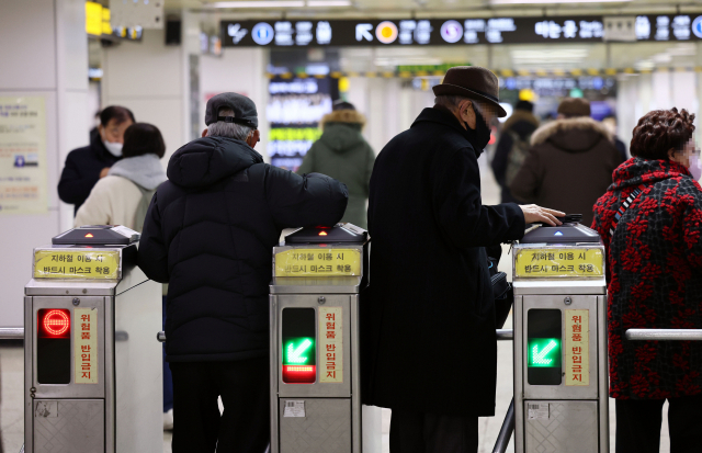 서울의 한 지하철역에서 노인들이 개찰구를 통과하고 있다. 연합뉴스