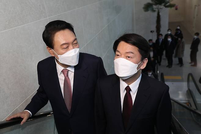 2022년 3월3일 단일화 기자회견을 하기 위해 이동 중인 윤석열, 안철수 당시 대선후보. ⓒ국회사진취재단