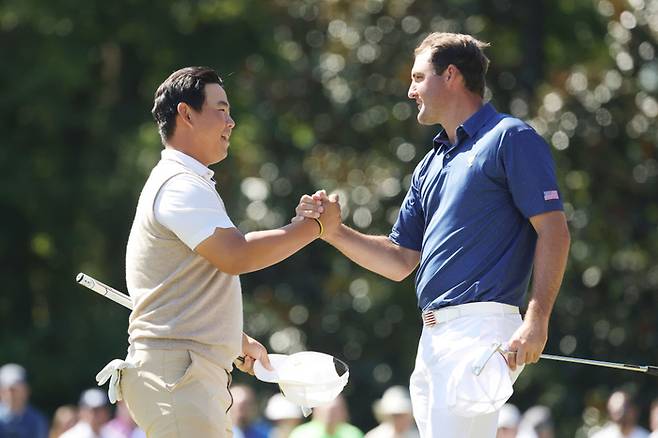 김주형(왼쪽)이 9일 개막하는 미국 PGA 투어 WM 피닉스 오픈 1라운드에서 디펜딩 챔피언 스코티 셰플러(오른쪽)와 한 조에 편성됐다. 김주형이 지난해 9월 열린 2022 프레지던츠컵 사흘째 포볼 매치에서 김시우와 짝을 이뤄 스코티 셰플러-패트릭 캔틀레이 조를 누른 뒤 셰플러와 악수하고 있다. ｜게티이미지