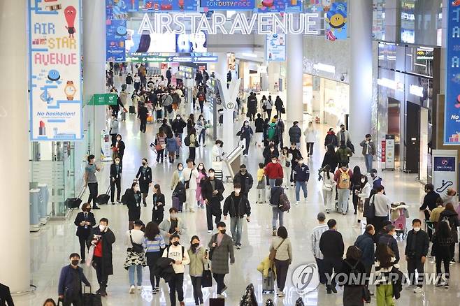 붐비는 인천국제공항 [연합뉴스 자료사진]