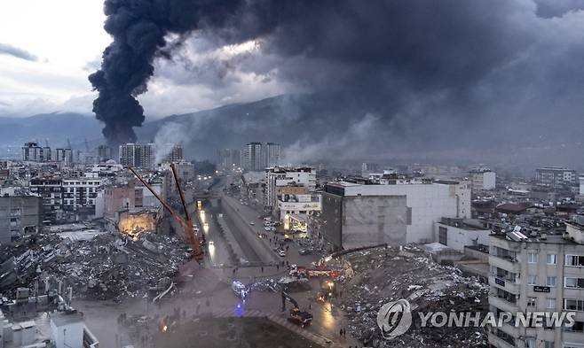 화재까지 발생한 지진 하타이 지진 피해 현장  현장 구조대원들은 추가 건물 붕괴, 가스 누출과 폭발, 누전 등의 위험에 노출돼 있다. [AP=연합뉴스 자료사진. 재판매 및 DB 금지]