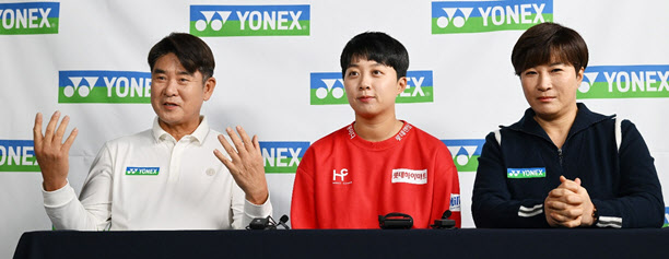 왼쪽부터 임진한, 김효주, 박세리가 광고 촬영 현장에서 인터뷰에 응하고 있다.(사진=요넥스 골프 제공)