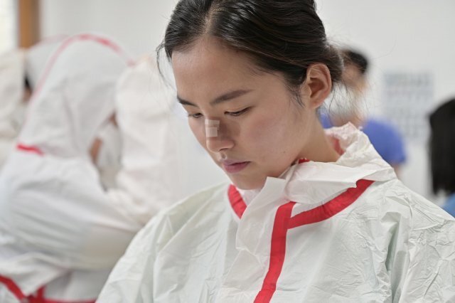2020년 3월 대구 동산의료원에서 김혜주 육군 대위가 콧등에 반창고를 붙인 채 코로나19 방역 활동을 지원하고 있다. [사진=트위터/국방부]