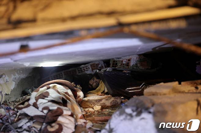 8일(현지시간) 튀르키예 하타이에서 이틀 전 대지진으로 무너진 건물 잔해 밑에서 발견된 한 남성의 모습 2023.2.8 ⓒ 로이터=뉴스1 ⓒ News1 정윤미 기자