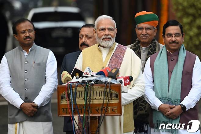 뉴델리 연방의회를 찾은 나렌드라 모디 인도 총리가 의회 앞에서 기자들의 질문에 답변하고 있다. 2023.1.31. ⓒ AFP=뉴스1 ⓒ News1 김성식 기자