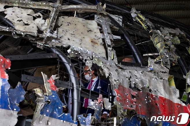26일(현지시간) 네덜란드 길제리젠 공군기지에서 2014년 우크라이나 상공서 피격된 말레이시아 항공 소속 MH17 여객기의 잔해를 법률가들이 조사를 하고 있다. ⓒ AFP=뉴스1 ⓒ News1 우동명 기자