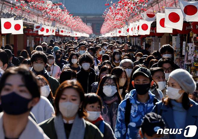 지난 1월 9일 일본 도쿄에서 도쿄 내 가장 오래된 절로 유명한 센소지를 방문한 관광객들이 거리를 가득 메운 가운데 코로나19 방역을 위해 모두 마스크를 착용하고 있다. 2023.1.9. ⓒ 로이터=뉴스1 ⓒ News1 김성식 기자