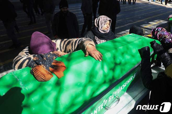8일(현지시간) 튀르키예 남부 가지안테프에서 합동장례식이 치러지는 가운데 희생자의 유족이 관을 끌어안고 오열하고 있다. 23.02.08 ⓒ AFP=뉴스1 ⓒ News1 김예슬 기자