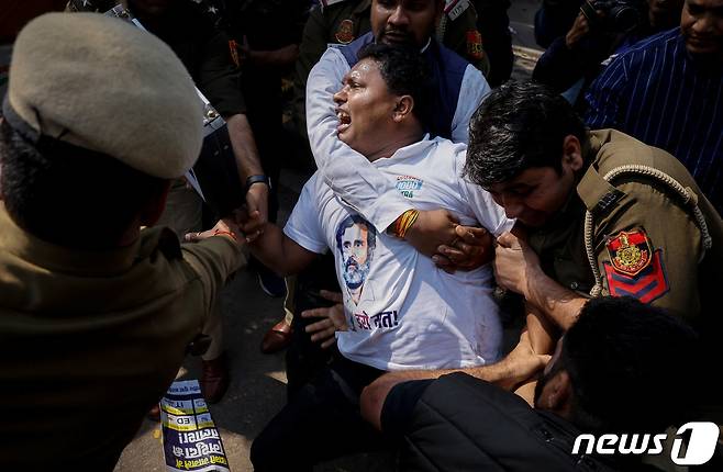 6일 시민들이 아다니 그룹 수사를 촉구하는 시위 현장에서 경찰에 끌려가고 있다. ⓒ 로이터=뉴스1 ⓒ News1 박형기 기자