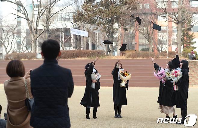 7일 오전 경기 수원시 권선구 수원여자대학교에서 열린 2022학년도 학위수여식에서 졸업생들이 기념촬영을 하고 있다. 2023.2.7/뉴스1 ⓒ News1 김영운 기자