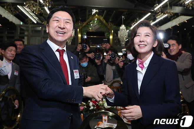 국민의힘 당권 주자인 김기현 의원과 나경원 전 의원이 9일 서울 마포구 케이터틀에서 열린 '새로운 민심 전국대회'에서 만나 악수하고 있다. 2023.2.9/뉴스1 ⓒ News1 이재명 기자