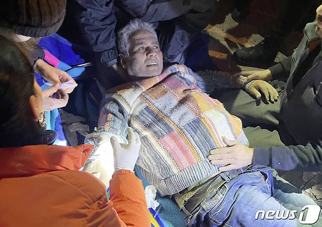 강진이 발생한 튀르키예로 파견된 '대한민국 긴급구호대'(KDRT)가 9일 첫 생존자를 구조했다고 밝혔다. 생존자는 70대 중반 남성으로 건강 상에 문제는 없는 것으로 알려졌다. (대한민국 긴급구호대(KDRT) 제공)