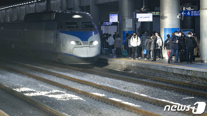 서울 중구 서울역에서 시민들이 열차를 이용하고 있다. 2022.12.2/뉴스1 ⓒ News1 김도우 기자