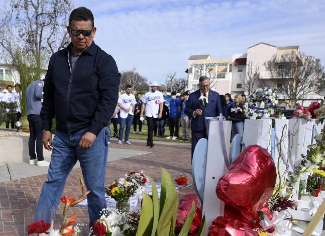 지난 4일 몬테레이 파크 시청에 마련된 메모리얼 장소에서 구정 때 댄스홀에서 총기난사로 무고하게 사망한 고인들을 추모하는 페르난도 발렌수엘라. AP연합뉴스