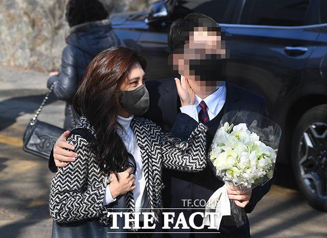 이부진 호텔신라 사장이 8일 오후 서울 강남구 대치동의 한 중학교에서 열린 아들의 졸업식에 참석했다. 이 사장은 이날 아들 임 모 군의 중학교 졸업식에 아들과 함께 도착한 후 떠날 때도 같이 떠났다. /이동률 기자