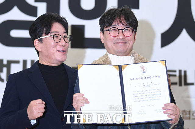 이날 행사에서는 이미 영상 창작자들의 공정보상권을 저작권료 등 제도로 보장 중인 스페인, 아르헨티나 측으로부터 송금된 한국 영화, 드라마 감독들의 저작권료 수여식도 진행됐다. 장항준 감독(오른쪽)이 이날 불참한 황동혁 감독의 저작권료를 대리 수여하고 있다.