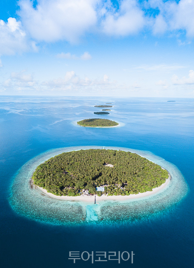 보석 같은 섬들이 바다 위에 떠 있는 몰디브 서부의 바 환초 Baa Atoll
