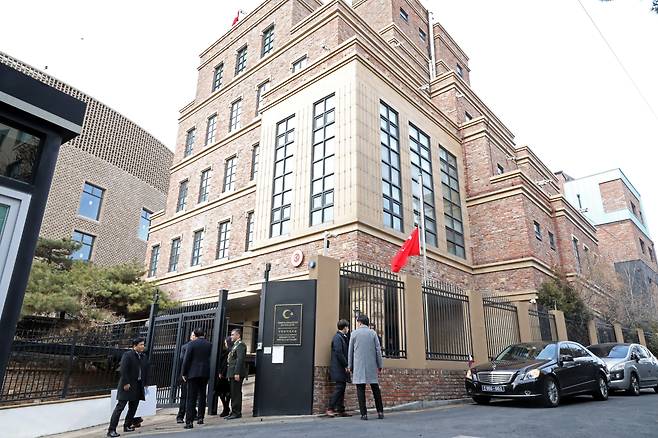 9일 오후 서울 중구 주한 튀르키예 대사관앞이 각국 대사들의 방문이 이어지면서 분주한 모습을 보이고 있다. /뉴시스
