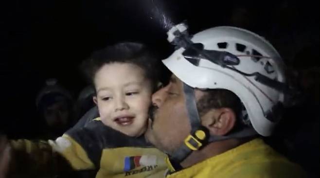 지난 6일(현지시각) 강진이 덮친 시리아에서 구조된 소년이 환화게 웃고 있다. /화이트 헬멧 트위터