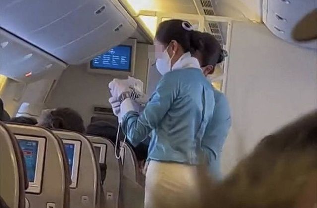 대한항공 승무원들이 중국 다롄공항에 입국하는 외국인들에게 흰색 비표를 나눠주고 있다. ⓒ 웨이보