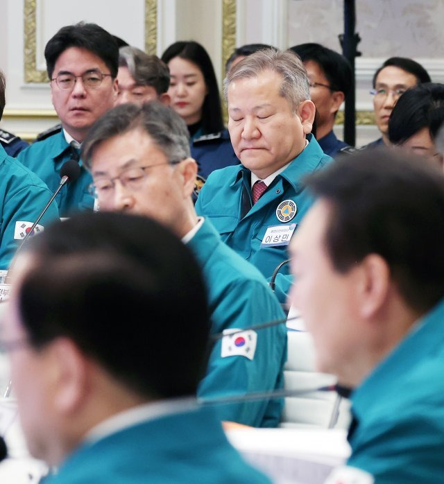이상민 행정안전부 장관이 8일 청와대 영빈관에서 열린 제56차 중앙통합방위회의에서 윤석열 대통령의 발언을 듣고 있다. 뉴시스