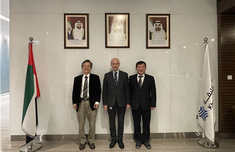 왼쪽부터 김해진 한국기초과학지원연구원(KBSI) 분석과학연구본부장, 존 오라일리 UAE 칼리파대 총장, 최성회 칼리파대 교수. KBSI 제공