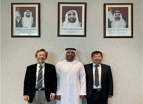 김해진 기초과학지원연구원 박사(오른쪽부터)와 존 오라일리 UAE 칼리파대학 교수, 최성회 칼리파대 교수가 9일(현지시간) UAE 아부다비에서 열린 '한-UAE 공동 R&D 기술센터' 확장 개소식에서 사진을 찍고 있다. 



기초지원연 제공